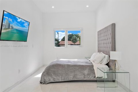 Casa en venta en Sunny Isles Beach, Florida, 4 dormitorios, 277.87 m2 № 354813 - foto 15