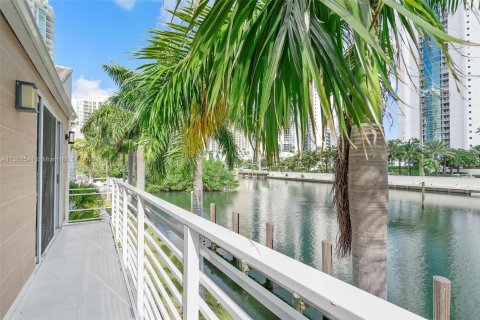 Villa ou maison à vendre à Sunny Isles Beach, Floride: 4 chambres, 277.87 m2 № 354813 - photo 23