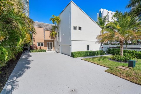 Villa ou maison à vendre à Sunny Isles Beach, Floride: 4 chambres, 277.87 m2 № 354813 - photo 2