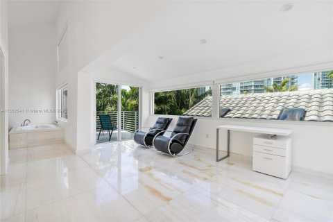 Villa ou maison à vendre à Sunny Isles Beach, Floride: 4 chambres, 277.87 m2 № 354813 - photo 28