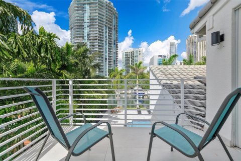 House in Sunny Isles Beach, Florida 4 bedrooms, 277.87 sq.m. № 354813 - photo 30