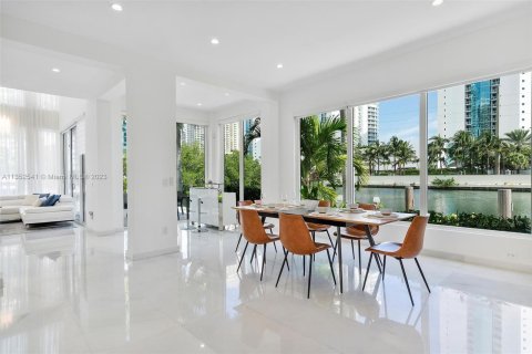 Casa en venta en Sunny Isles Beach, Florida, 4 dormitorios, 277.87 m2 № 354813 - foto 7