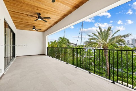 Casa en venta en Hallandale Beach, Florida, 6 dormitorios, 738.39 m2 № 1160038 - foto 22