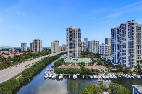 Condo in Aventura, Florida, 2 bedrooms  № 1380096 - photo 1