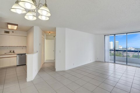 Condo in Aventura, Florida, 2 bedrooms  № 1380096 - photo 9