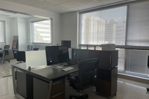 Propiedad comercial en venta en Miami, Florida № 1365783 - foto 9