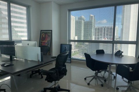 Propiedad comercial en venta en Miami, Florida № 1365783 - foto 11