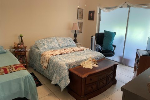 Condo in Hollywood, Florida, 1 bedroom  № 1180907 - photo 13