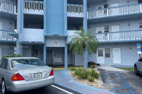 Condo in Hollywood, Florida, 1 bedroom  № 1180907 - photo 1