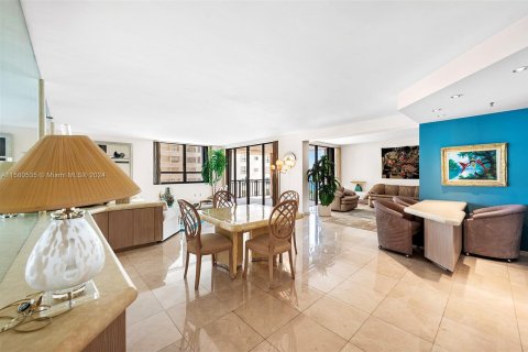 Condominio en venta en Bal Harbour, Florida, 2 dormitorios, 187.48 m2 № 1180927 - foto 18