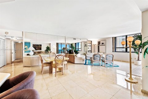 Condominio en venta en Bal Harbour, Florida, 2 dormitorios, 187.48 m2 № 1180927 - foto 11