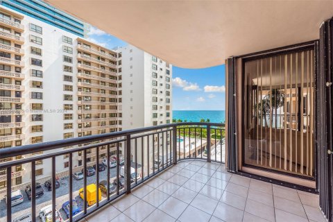 Condominio en venta en Bal Harbour, Florida, 2 dormitorios, 187.48 m2 № 1180927 - foto 20