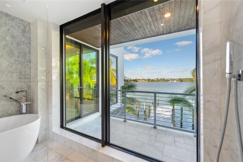 Casa en venta en Miami Beach, Florida, 5 dormitorios, 308.99 m2 № 1151096 - foto 29