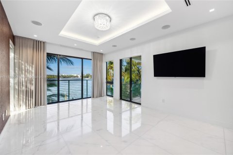 Casa en venta en Miami Beach, Florida, 5 dormitorios, 308.99 m2 № 1151096 - foto 21