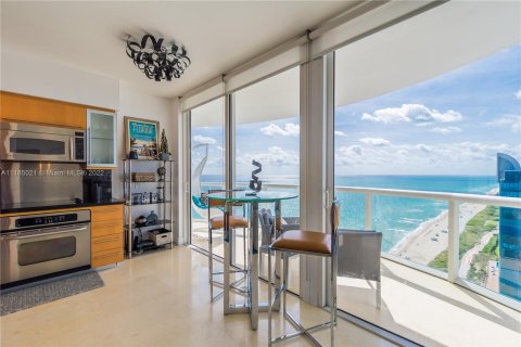 Condominio en alquiler en Miami Beach, Florida, 1 dormitorio, 106.93 m2 № 2800 - foto 1