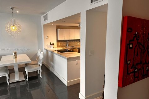 Condo in Miami Beach, Florida, 1 bedroom  № 1310376 - photo 16