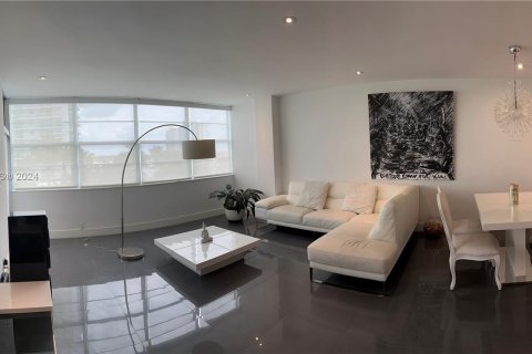 Condo in Miami Beach, Florida, 1 bedroom  № 1310376 - photo 1