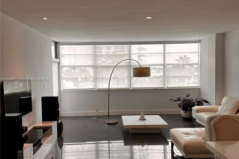 Condo in Miami Beach, Florida, 1 bedroom  № 1310376 - photo 11