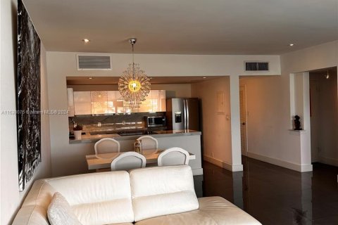 Condo in Miami Beach, Florida, 1 bedroom  № 1310376 - photo 7