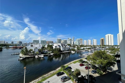 Condominio en venta en Sunny Isles Beach, Florida, 1 dormitorio, 64.57 m2 № 1362772 - foto 13