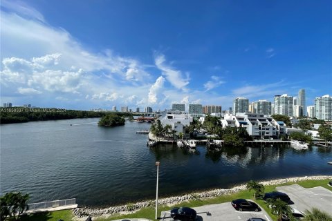 Condo in Sunny Isles Beach, Florida, 1 bedroom  № 1362772 - photo 14