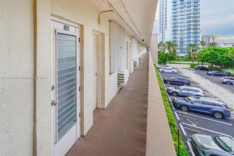 Condo in Hallandale Beach, Florida, 1 bedroom  № 1310638 - photo 20