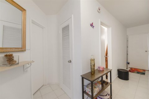 Copropriété à vendre à Hallandale Beach, Floride: 1 chambre, 81.57 m2 № 1310638 - photo 13