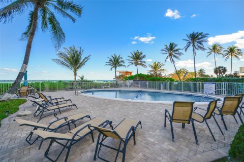 Condo in Hallandale Beach, Florida, 1 bedroom  № 1310638 - photo 22