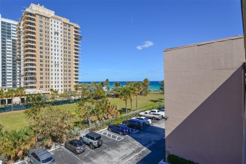 Copropriété à vendre à Hallandale Beach, Floride: 1 chambre, 81.57 m2 № 1310638 - photo 2