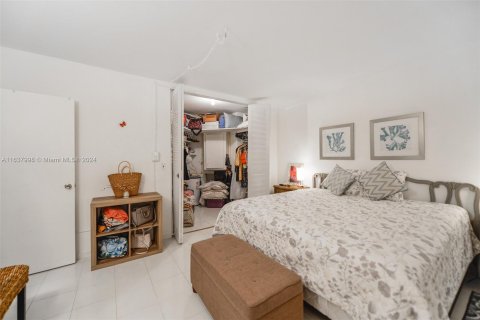 Condo in Hallandale Beach, Florida, 1 bedroom  № 1310638 - photo 19