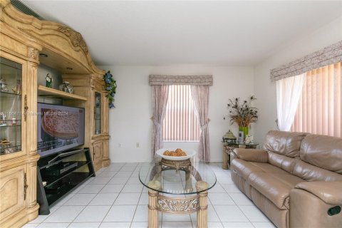 House in Miami, Florida 4 bedrooms, 266.07 sq.m. № 1377065 - photo 20