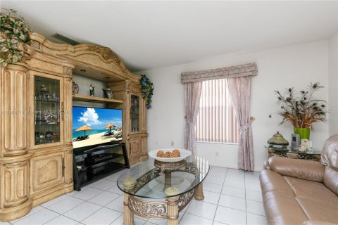 House in Miami, Florida 4 bedrooms, 266.07 sq.m. № 1377065 - photo 16