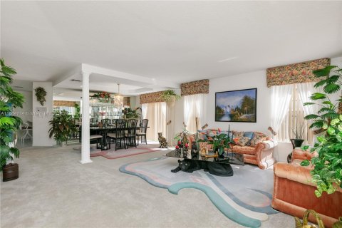 House in Miami, Florida 4 bedrooms, 266.07 sq.m. № 1377065 - photo 5