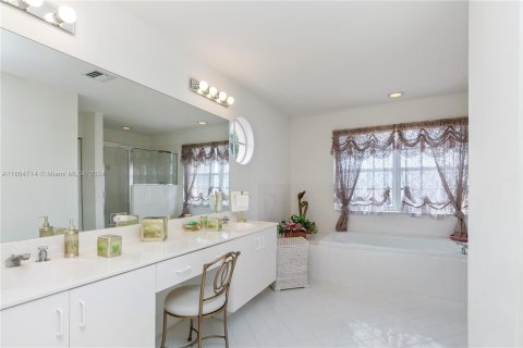 House in Miami, Florida 4 bedrooms, 266.07 sq.m. № 1377065 - photo 27