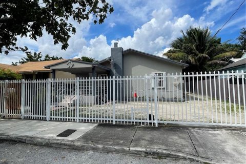 House in Miami, Florida 2 bedrooms, 197.7 sq.m. № 1377071 - photo 1