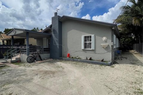 House in Miami, Florida 2 bedrooms, 197.7 sq.m. № 1377071 - photo 7