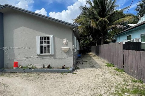 House in Miami, Florida 2 bedrooms, 197.7 sq.m. № 1377071 - photo 5