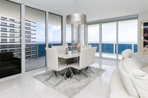 Condominio en venta en Hallandale Beach, Florida, 3 dormitorios, 193.05 m2 № 804164 - foto 1