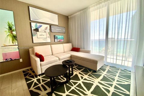 Condominio en alquiler en Hollywood, Florida, 2 dormitorios, 102.19 m2 № 509068 - foto 3