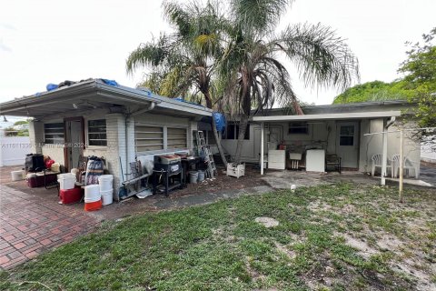 House in Biscayne Park, Florida 4 bedrooms, 152.17 sq.m. № 1234803 - photo 24