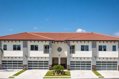 Adosado en venta en Davenport, Florida, 4 dormitorios, 210.7 m2 № 966821 - foto 1