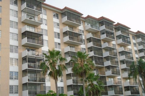 Condominio en venta en Lauderhill, Florida, 1 dormitorio, 72.74 m2 № 969745 - foto 1