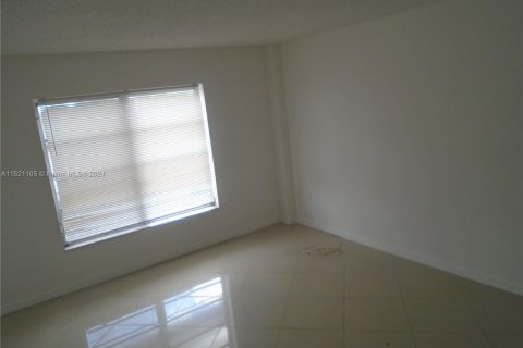 Condominio en venta en Lauderhill, Florida, 1 dormitorio, 72.74 m2 № 969745 - foto 24