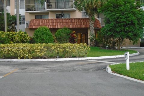 Condominio en venta en Lauderhill, Florida, 1 dormitorio, 72.74 m2 № 969745 - foto 4