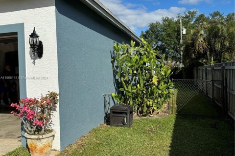 Купить виллу или дом в Порт-Сент-Луси, Флорида 4 спальни, 220.92м2, № 1103103 - фото 22