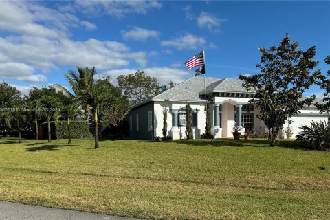 House in Port St. Lucie, Florida 4 bedrooms, 220.92 sq.m. № 1103103 - photo 1