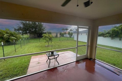 Casa en alquiler en Cape Coral, Florida, 3 dormitorios, 120.87 m2 № 1357615 - foto 2