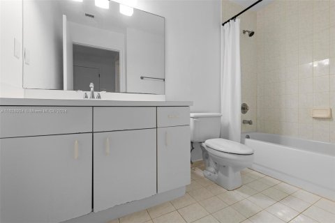 Condo in Miami Beach, Florida, 2 bedrooms  № 1281108 - photo 21