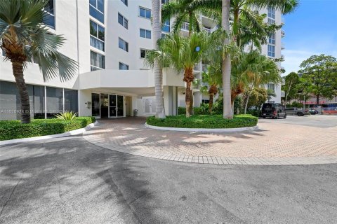 Condo in Miami Beach, Florida, 2 bedrooms  № 1281108 - photo 27