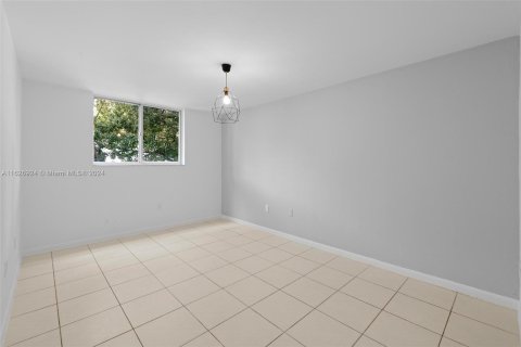 Condo in Miami Beach, Florida, 2 bedrooms  № 1281108 - photo 14